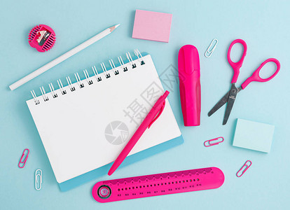 粉红学校用品和白纸上蓝色面糊蓝背景图片