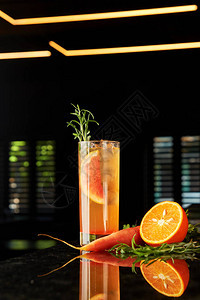 在黑大理石柜台上加杜松子酒胡萝卜酒汤力橙汁图片