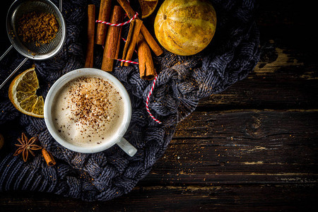 秋季甜热饮料柴奶油朗姆酒南瓜派或南瓜香料咖啡拿铁图片