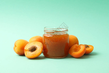 玻璃罐有杏果酱和薄荷背景的原图片