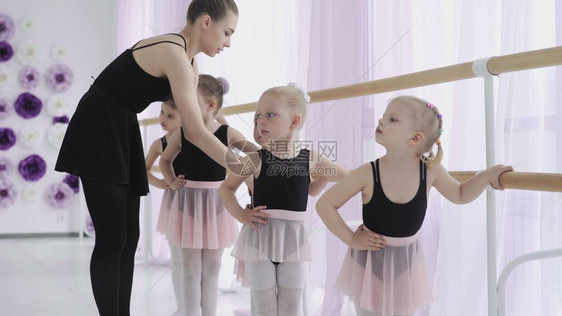 在芭蕾课中新舞蹈的小女孩群体图片