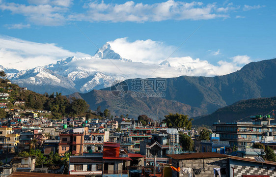 波克拉市风景与Annapurna山脉图片