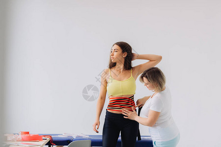 贴在女孩肚子上的Kinesio胶带年轻的白种女孩图片