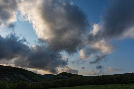 暴风云笼罩着森林与大云彩的风景下雨前乡村景观落叶林和绿色草地不是图片