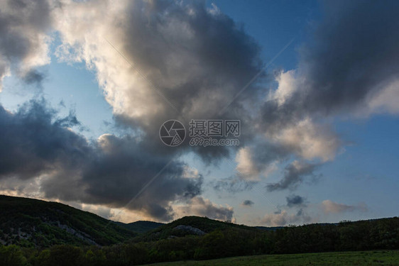 暴风云笼罩着森林与大云彩的风景下雨前乡村景观落叶林和绿色草地不是图片