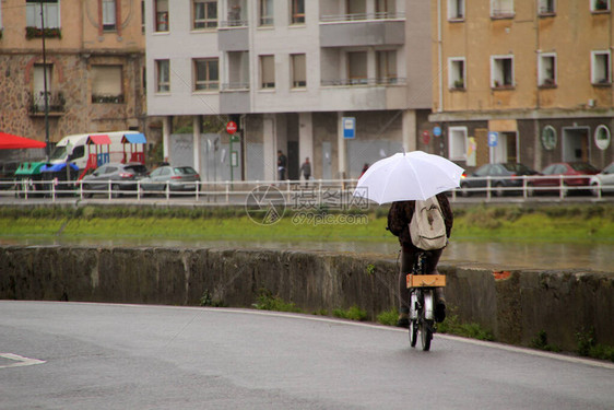 雨中撑伞行走图片