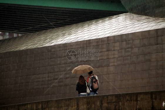 雨中撑伞行走图片