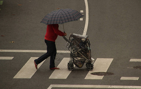 雨中撑伞行走图片