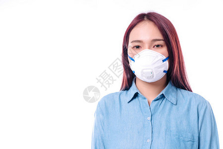 年轻女戴口罩以保护疾covid19和空气污染图片