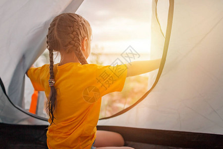 孩子坐在露营地的露营帐篷里图片