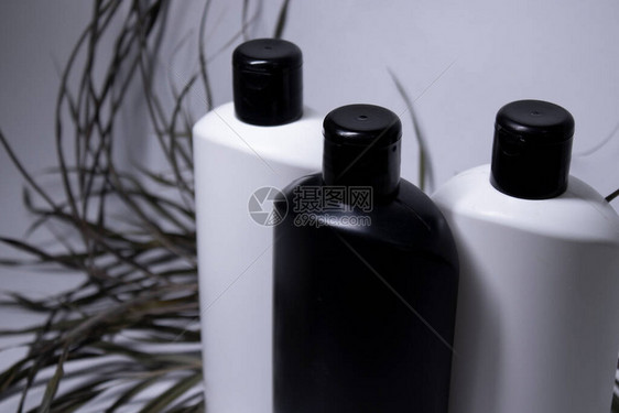 由三个白色和黑色洗发水瓶组成图片