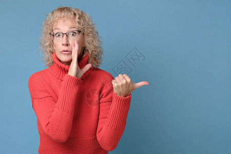 白种成年女人用手亲张嘴向你说出秘密站在一边图片
