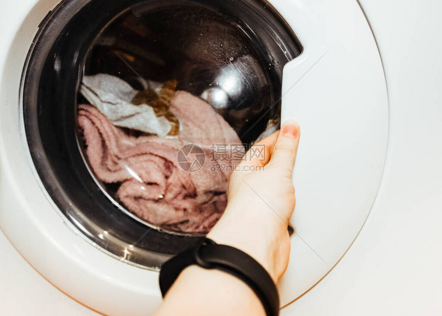 洗衣店在洗衣机里洗衣服把衣服从洗图片