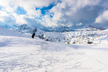 在欧洲阿尔卑斯山脉的冰雪景色中图片