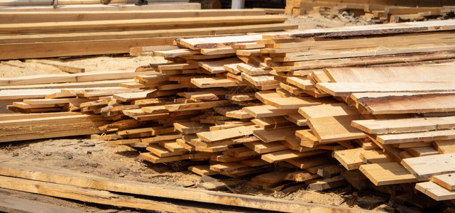 木厂库存出口木材在露天图片