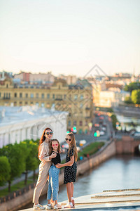 女孩们在屋顶上享受着欧洲城市美丽图片