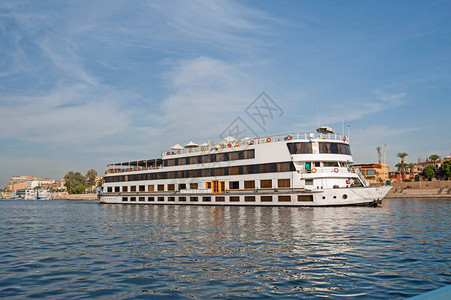 航行在尼罗河上的大型豪华传图片