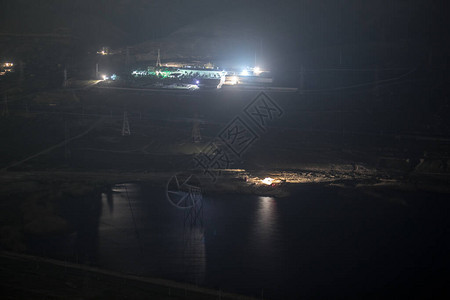 山上路边湖面的夜间景色拍摄时图片