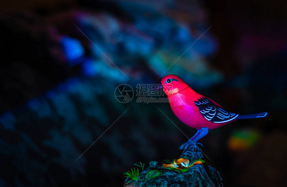 明亮的红色机械鸟在地球的形式的立场上图片