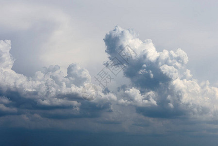 在温暖的夏日暴风雨前天空背景下美丽的白云寒图片