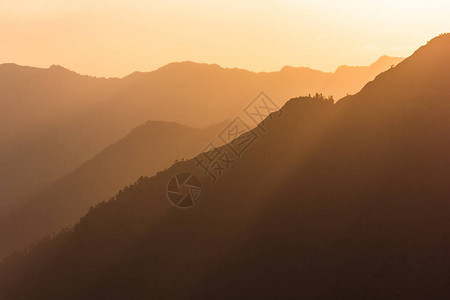 印度喜马恰尔邦喜玛拉雅山村Sarahan的迷雾山丘浅滩图片