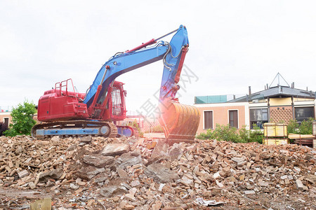 住宅区建筑物瓦砾上的履带式推土机图片