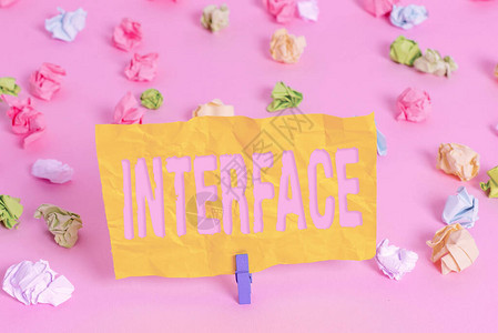 纸质折叠纸空虚提醒粉红色地板背景衣物的感应提示器在两层结构之间举行会议和沟通的概念图片点中背景图片