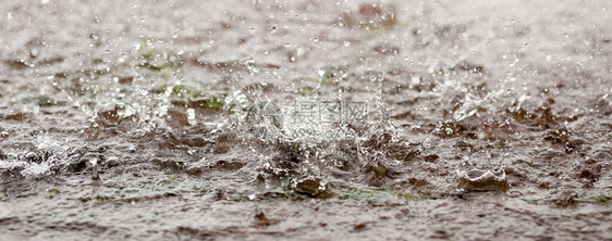 雨滴落在地上并向上弹跳图片