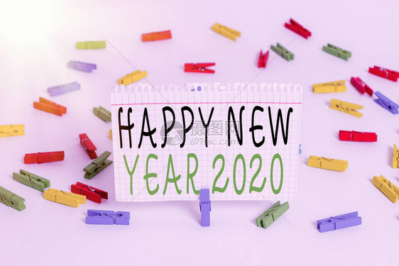 展示2020年新快乐的书写说明庆祝2020日历年初的商业概念彩色衣物纸空白提醒白地板背景办公室SteetingRecogness图片