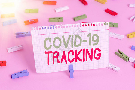 Covid19Tracking概念照片区分可能感染者的程序彩色衣物纸空白提醒粉红色地板背景办公室插针Croedclodpin图片