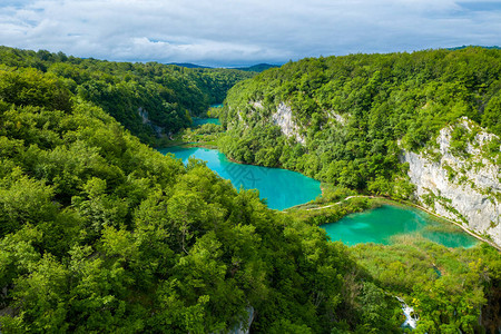 曼巴普克罗地亚普利塔维茨湖泊公园湖的空中观背景