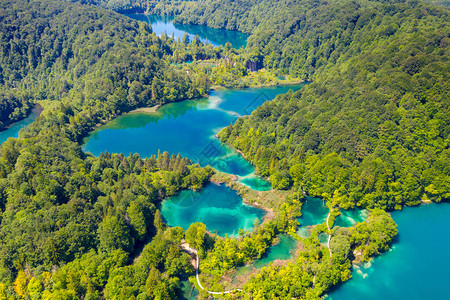 曼巴普克罗地亚普利塔维茨湖泊公园湖的空中观背景