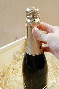 玻璃和一瓶昂贵的精英香槟图片