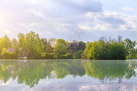 在湖的夏天风景日出晨光倒影在湖水中镜湖旅行户外休闲关于在湖图片