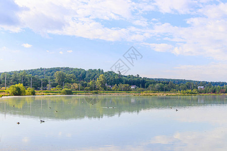 在湖的夏天风景日出晨光倒影在湖水中镜湖旅行户外休闲关于在湖图片