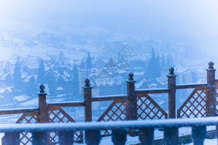 森林中温冬雪景的寒冷小镇风景背景图片