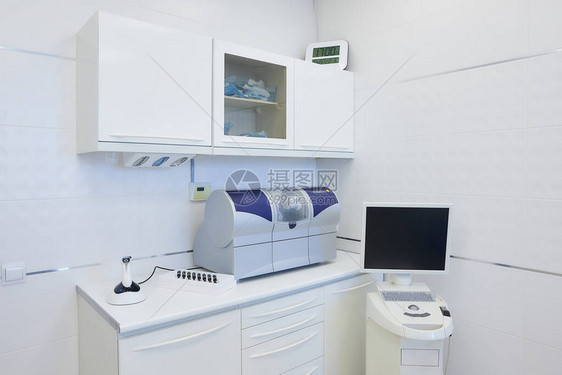 牙科诊所的现代内部配有湿式铣削和研磨机口腔内扫描仪led聚合灯牙医办公室图片