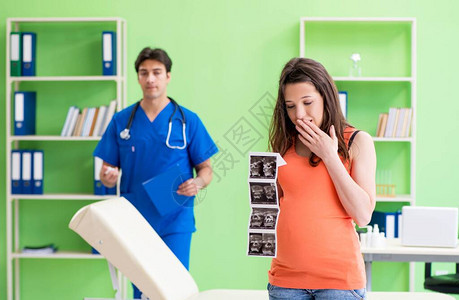 孕妇在诊所拜访男妇科医生图片