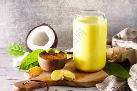一杯健康阿尤维迪酒金椰子牛奶酸冰雪拿铁厨房图片