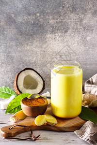一杯健康阿尤维迪酒金椰子牛奶酸冰面拿铁厨房图片