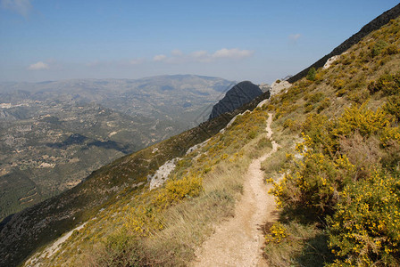 穿越西班牙阿利坎特省塞拉贝尼亚巴伦西亚纳社区的一个陡峭山坡高图片