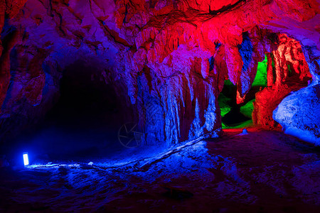 湖南省张家界市美丽的黄龙洞被称为世界洞穴奇观的蓝色和红色图片