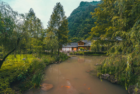 长江地区黄龙山洞附近的武林久川Wullingyuan河水流经喀斯特山地景色的乡图片