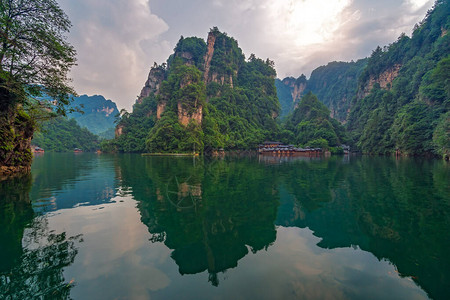 湖南省张家界森林公园武陵源宝峰湖周围令人惊叹的美高清图片