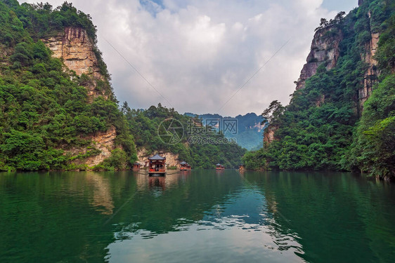 旅游船在湖南省张家界森林公园武陵源宝峰湖周围美丽的喀斯图片