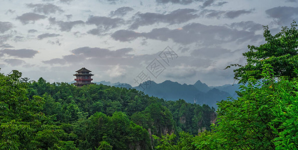 张家界阿凡达山自然公园位于山峰顶的传统建筑塔寺建筑图片