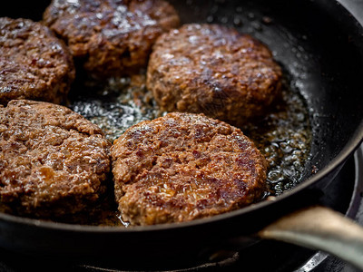 烤锅炸牛肉汉堡鸡肉煎锅烤熟的自制果图片