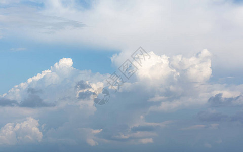 天空中巨大的积云雷暴前的大气状况夏季自图片