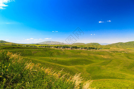 美丽的春天和夏日风景青山高图片