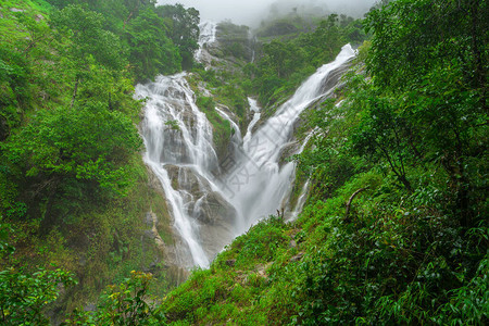 PiTuGro瀑布通常被称为泰国的心形瀑布U图片